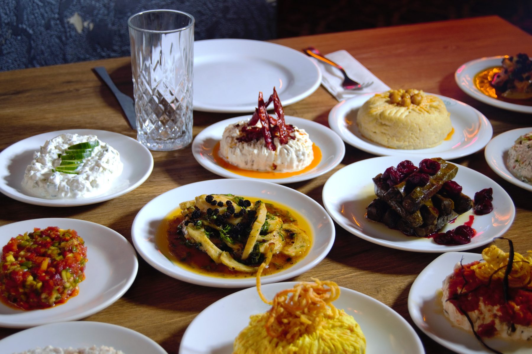 Mezeyesek mutfağından bir meze tabağı