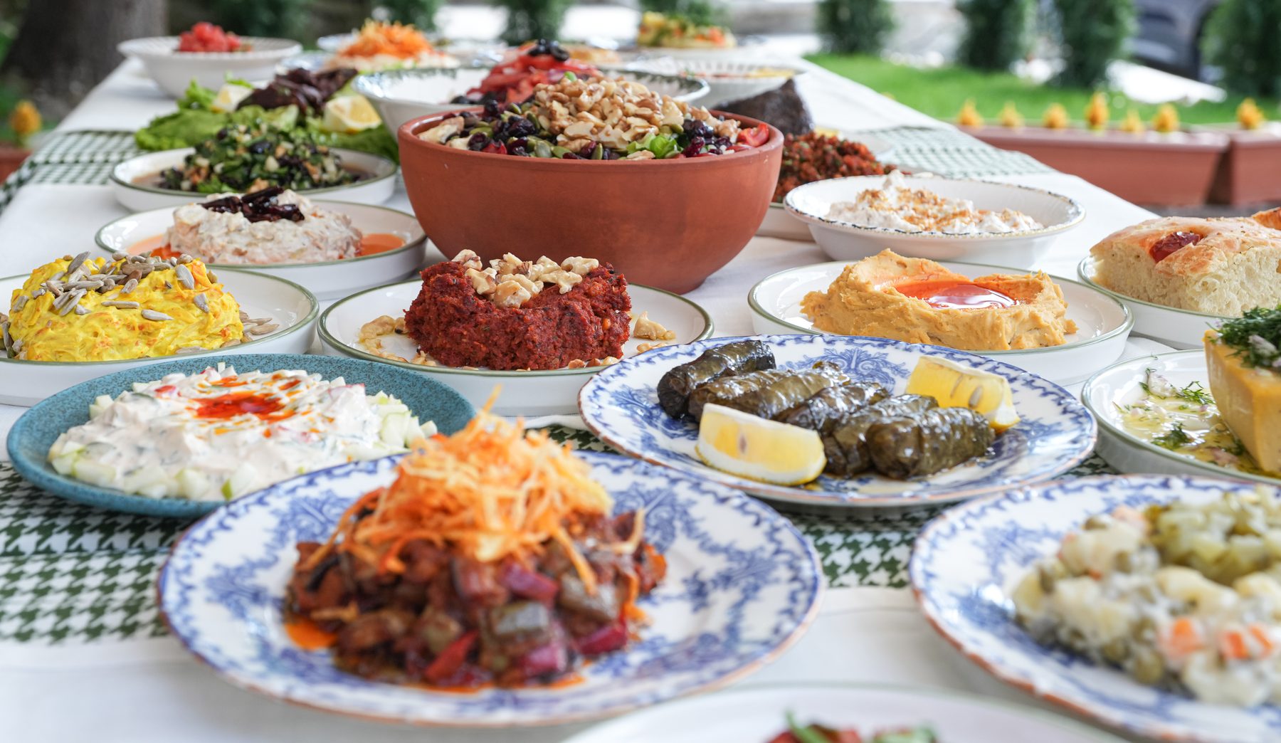 Mezeyesek meze sofrası